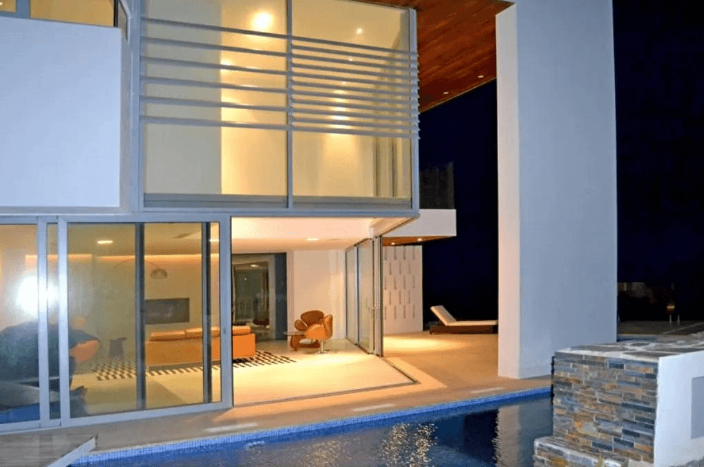 Luxurious modern frontline villa with stunning sea views