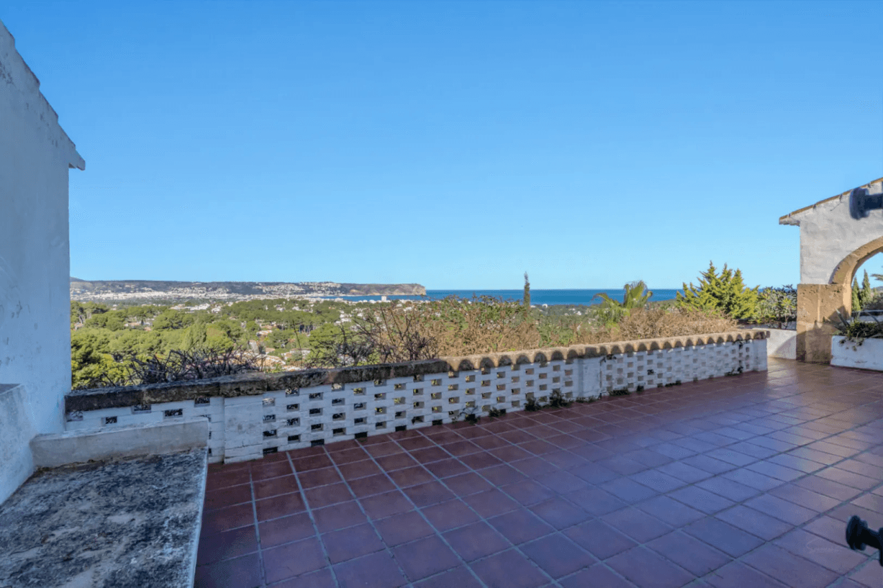 Stunning villa with amazing sea views in the El Tosalet urbanization.
