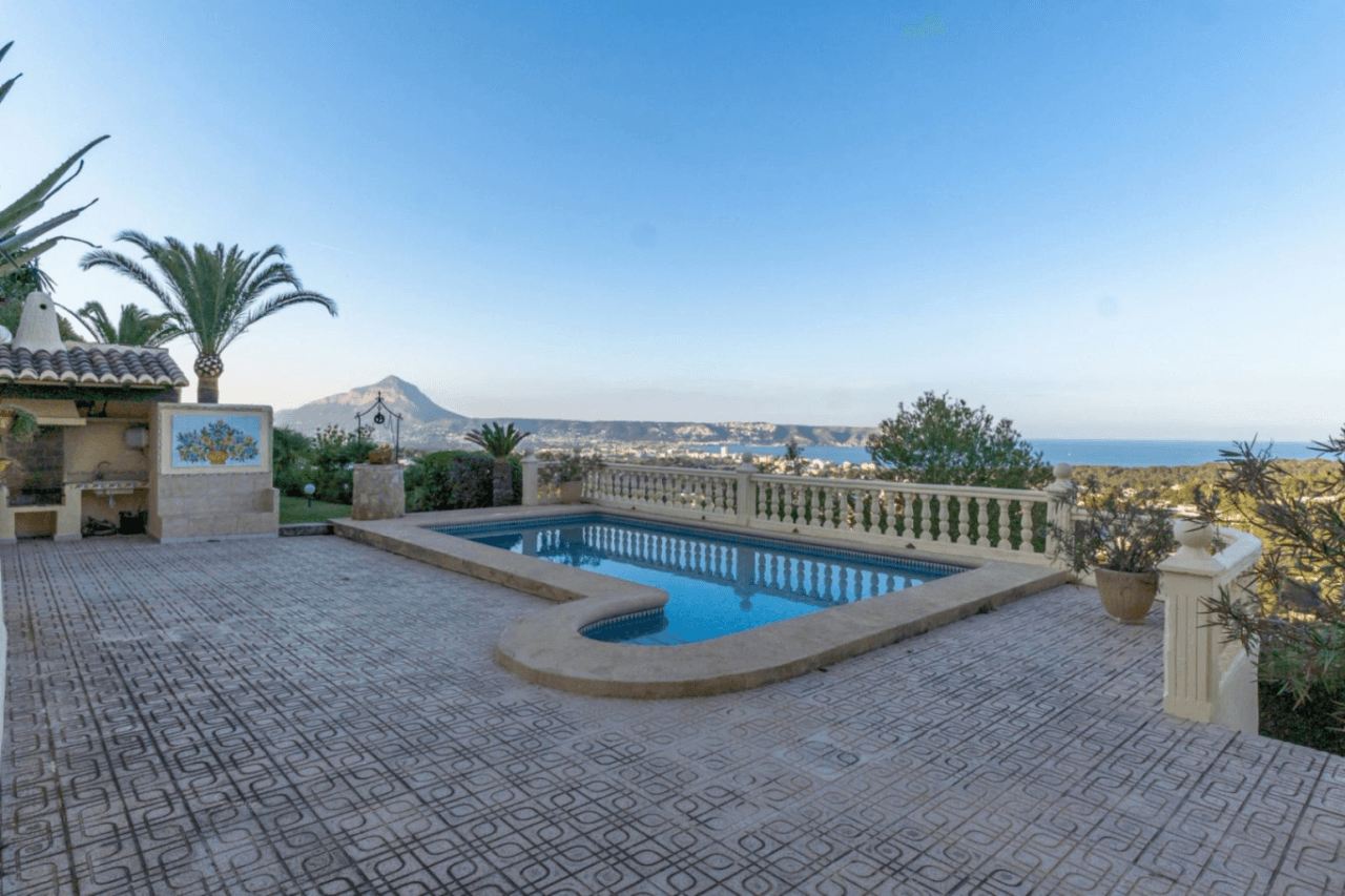 Villa for sale with stunning sea views