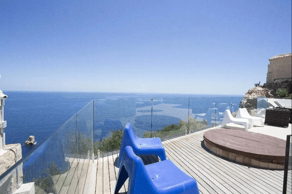 Luxurious modern frontline villa with stunning sea views
