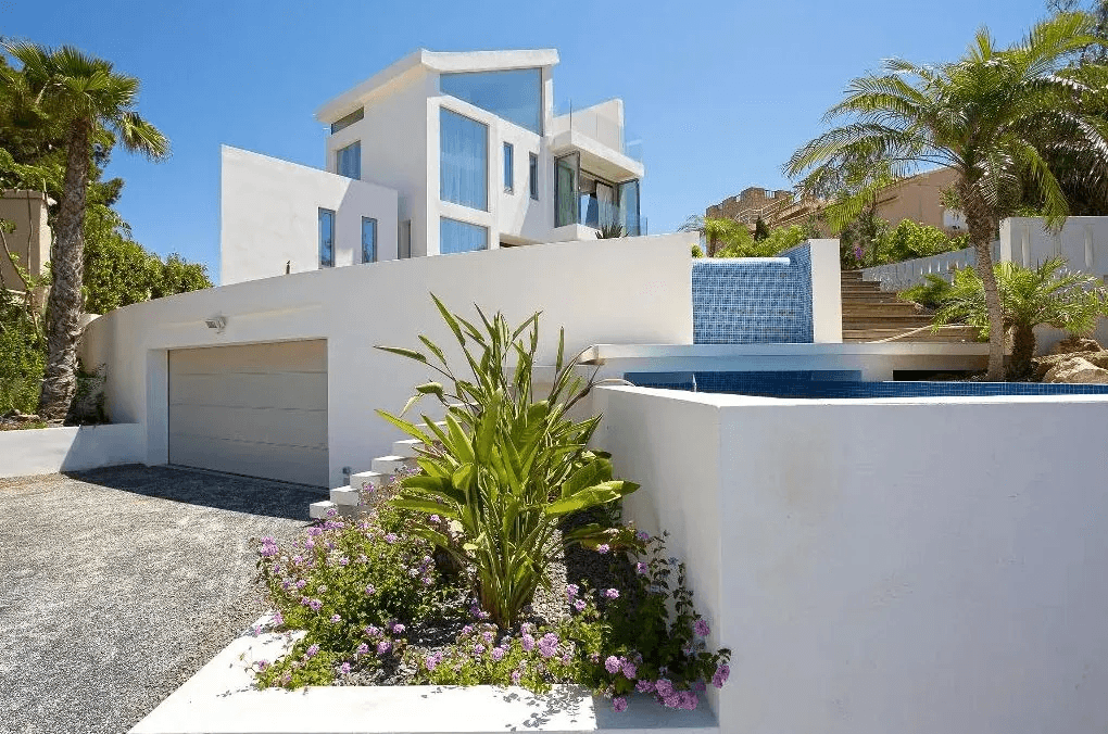 Luxurious modern frontline villa with stunning sea views