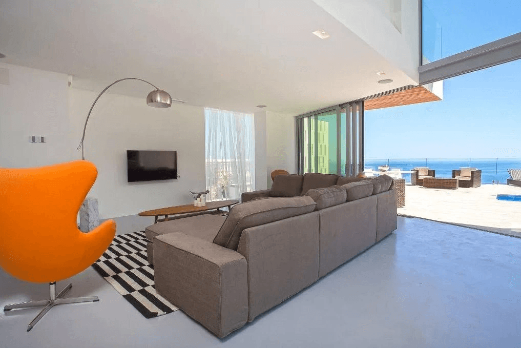 Luxurious modern frontline villa with stunning sea views