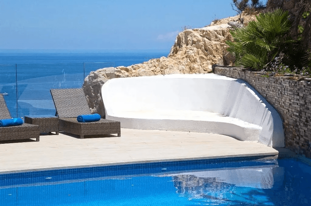 Luxurious modern frontline villa with stunning sea views