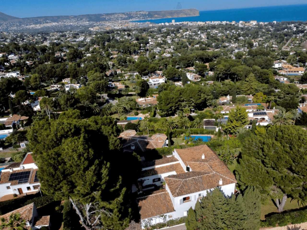 Stunning villa with amazing sea views in the El Tosalet urbanization.