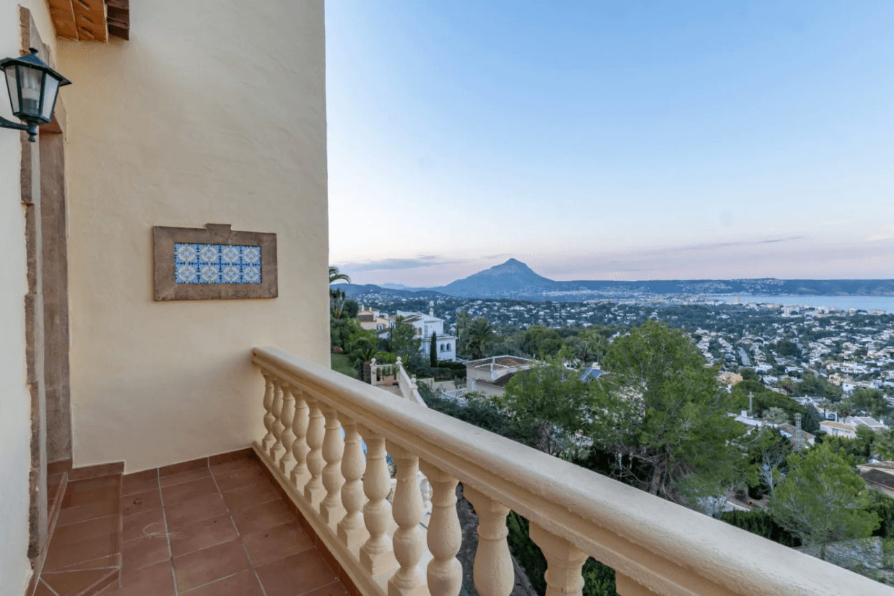 Villa for sale with stunning sea views