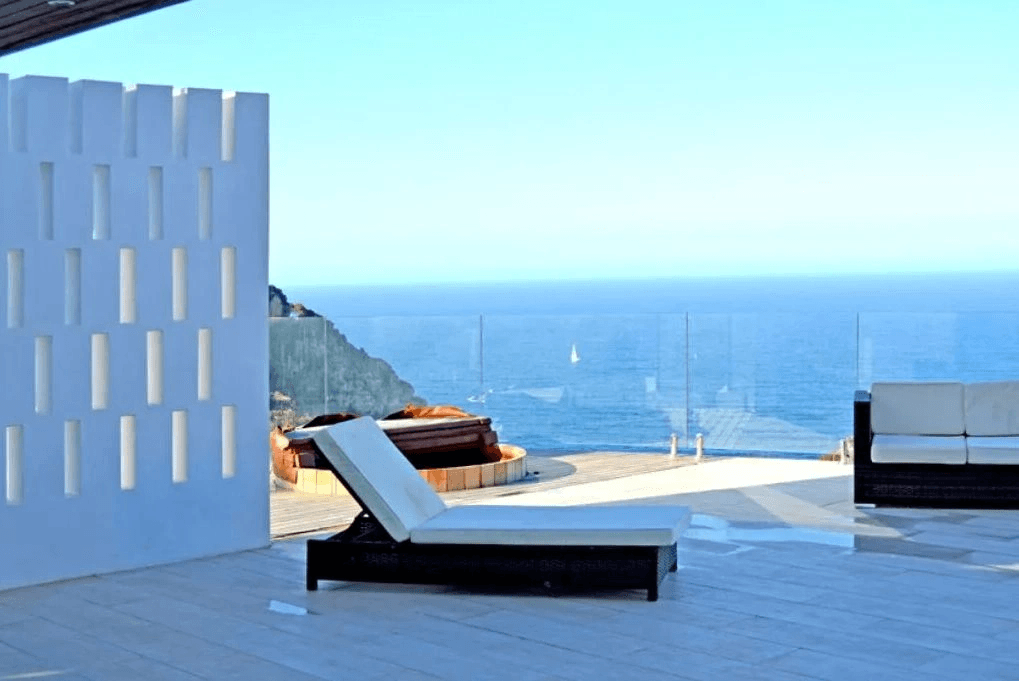 Luxurious modern frontline villa with stunning sea views