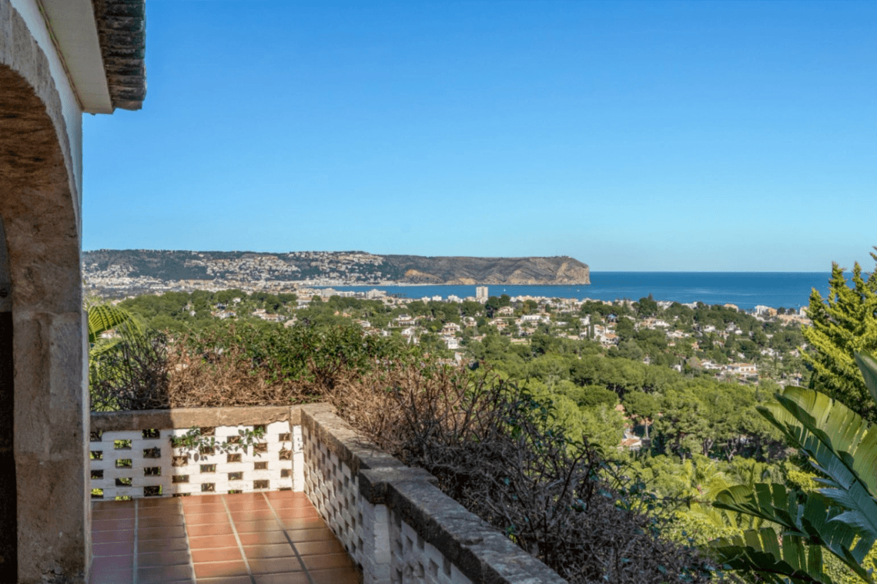 Stunning villa with amazing sea views in the El Tosalet urbanization.