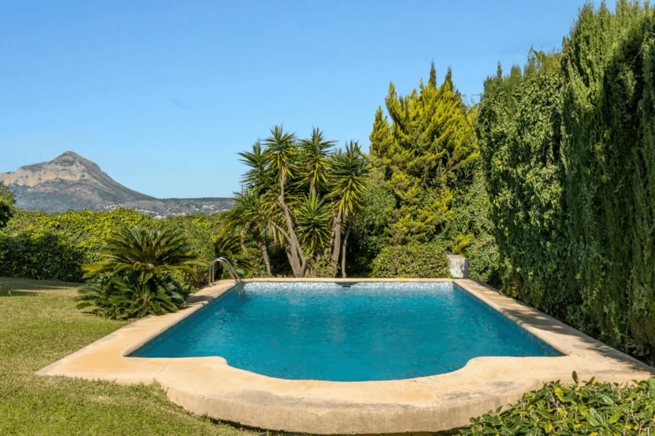 Stunning villa with amazing sea views in the El Tosalet urbanization.