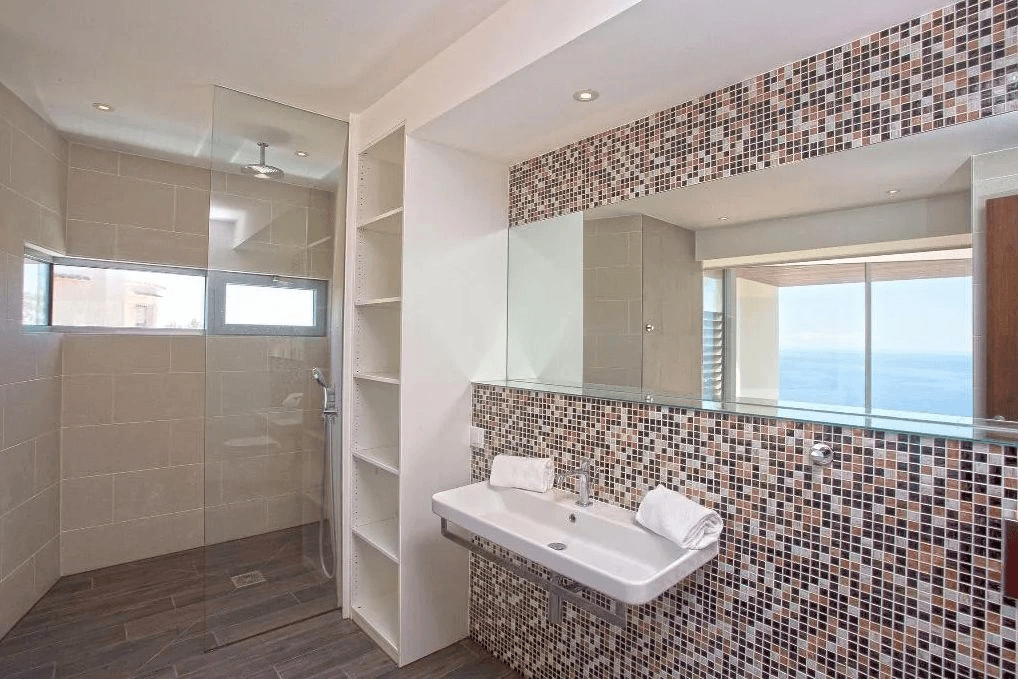Luxurious modern frontline villa with stunning sea views