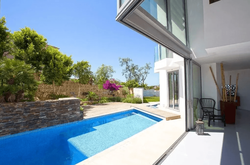 Luxurious modern frontline villa with stunning sea views