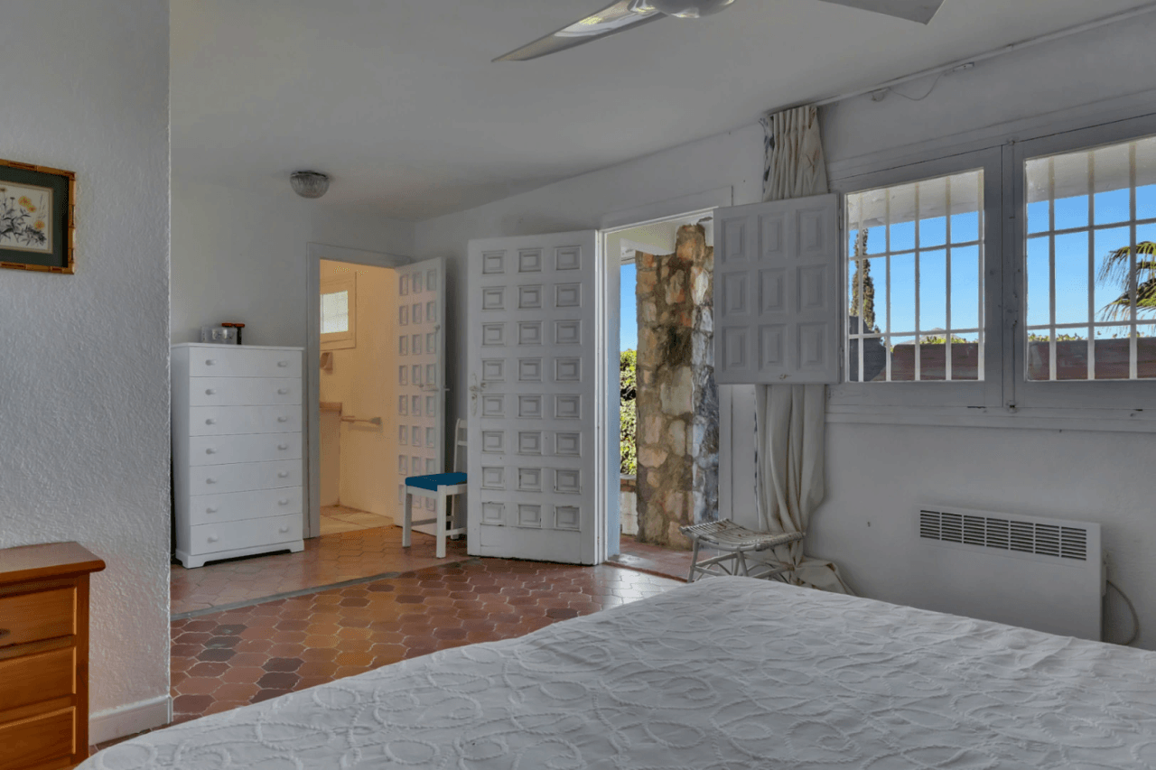 Stunning villa with amazing sea views in the El Tosalet urbanization.