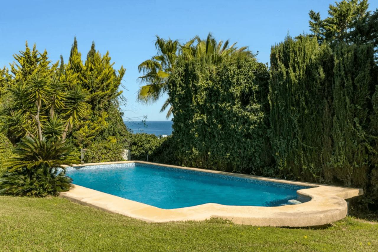 Stunning villa with amazing sea views in the El Tosalet urbanization.