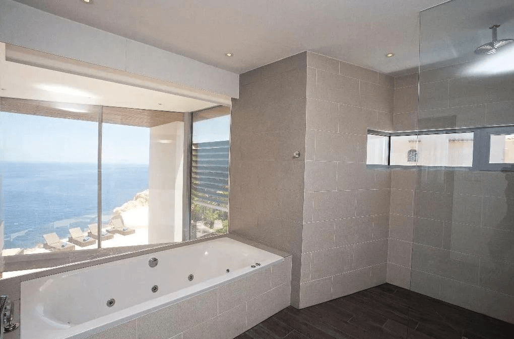 Luxurious modern frontline villa with stunning sea views