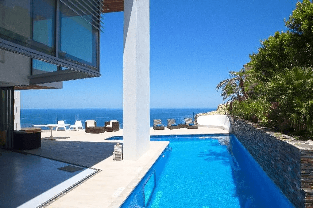 Luxurious modern frontline villa with stunning sea views