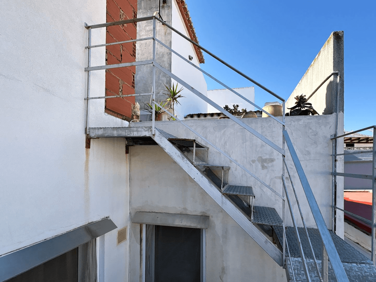 Auténtica casa de planta baja en Baix la Mar: junto al puerto y el corazón gastronómico de Dénia.
