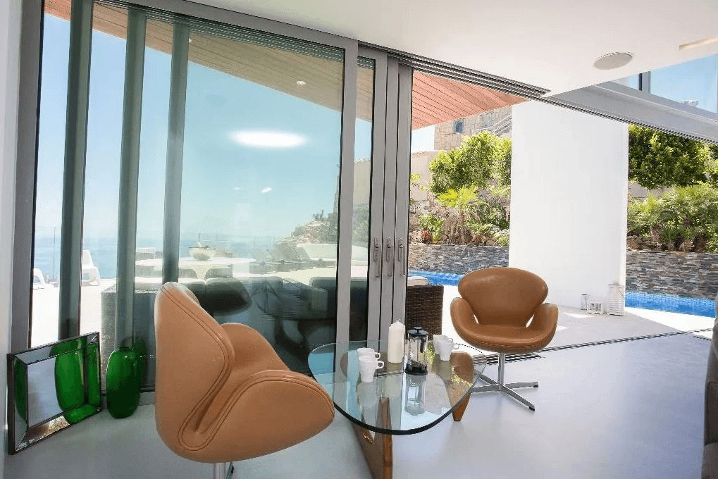 Luxurious modern frontline villa with stunning sea views
