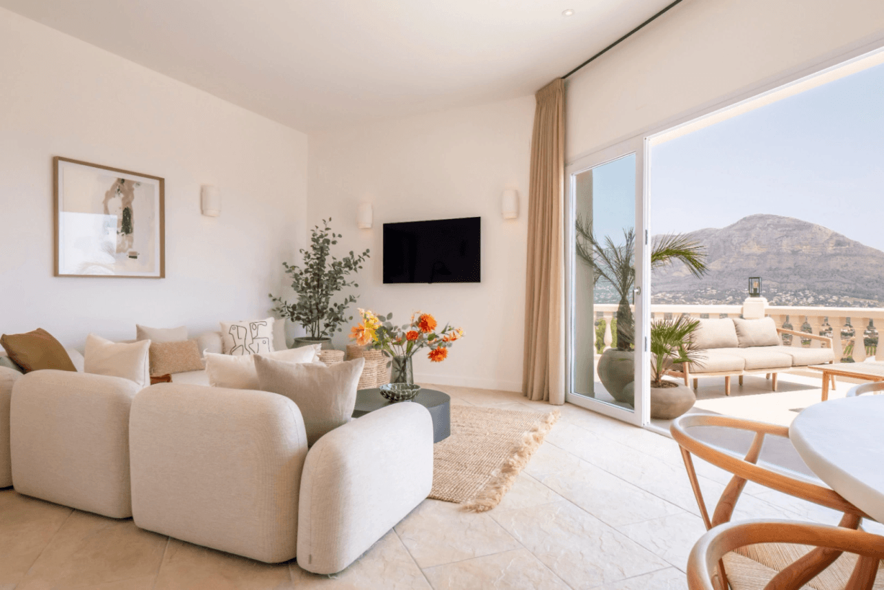 Recently renovated villa with stunning panoramic views of Jávea.