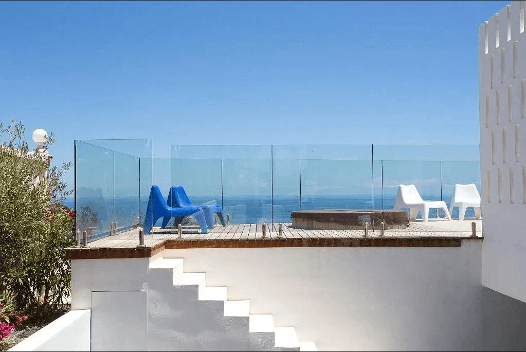 Luxurious modern frontline villa with stunning sea views