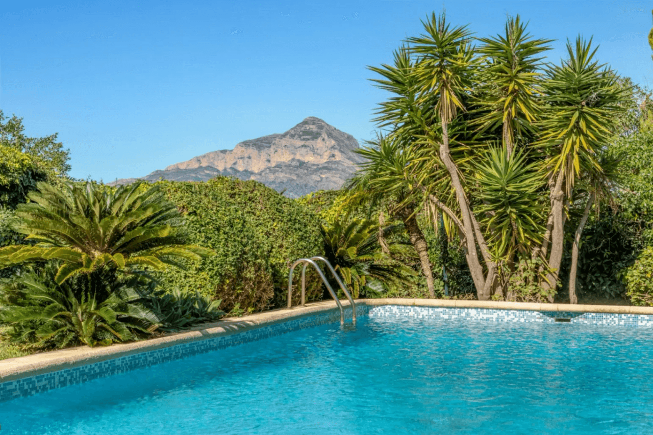 Stunning villa with amazing sea views in the El Tosalet urbanization.