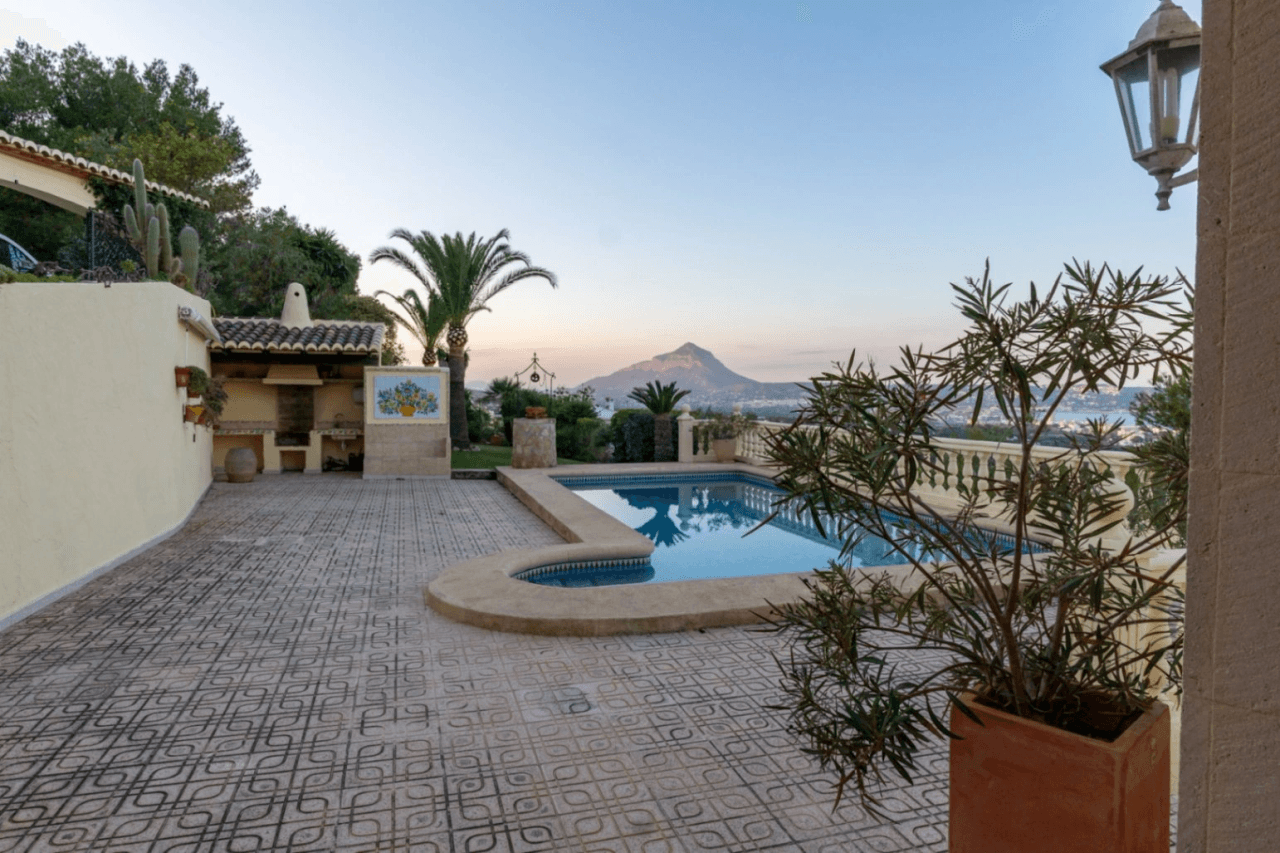 Villa for sale with stunning sea views