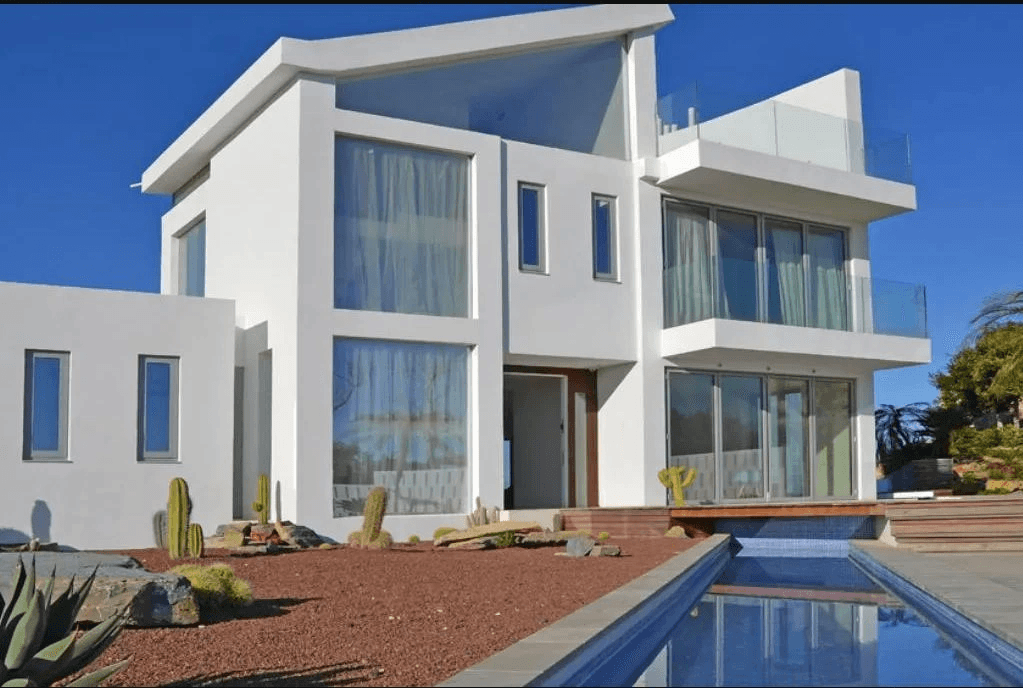 Luxurious modern frontline villa with stunning sea views