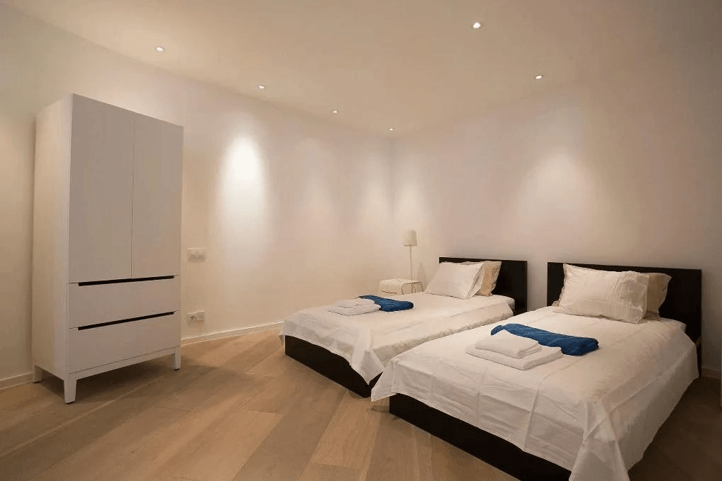 Luxurious modern frontline villa with stunning sea views