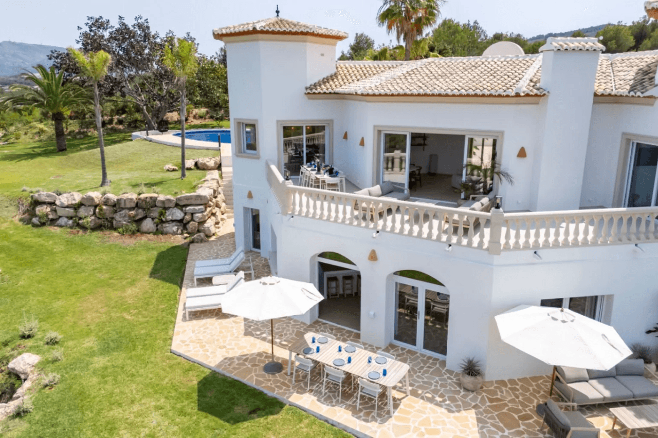 Recently renovated villa with stunning panoramic views of Jávea.