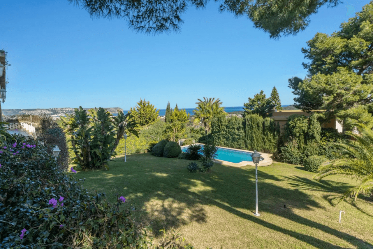 Stunning villa with amazing sea views in the El Tosalet urbanization.