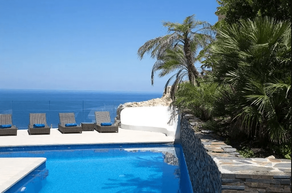 Luxurious modern frontline villa with stunning sea views
