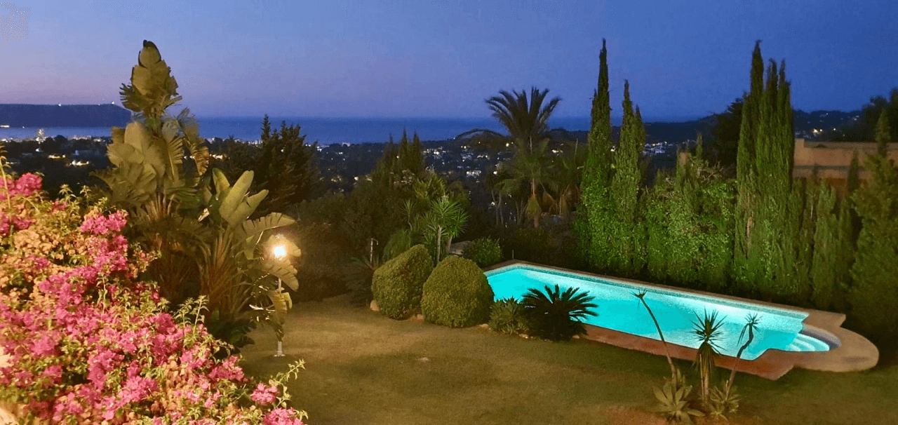 Stunning villa with amazing sea views in the El Tosalet urbanization.