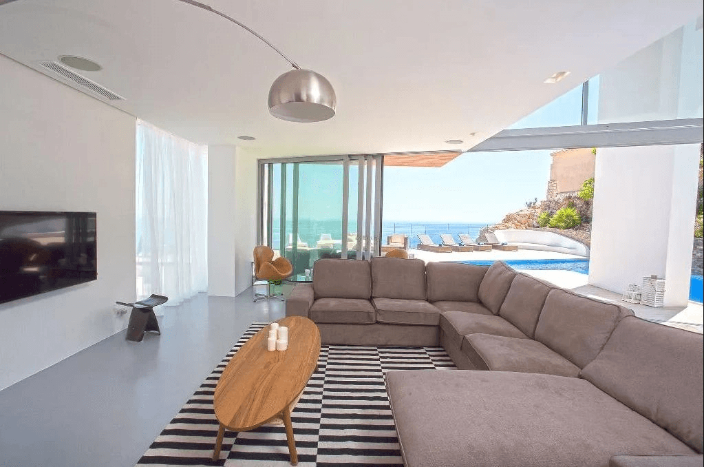 Luxurious modern frontline villa with stunning sea views