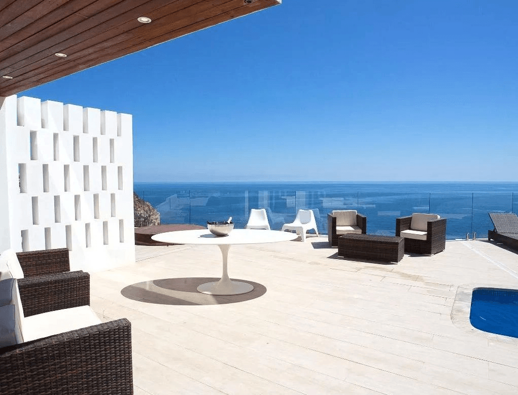 Luxurious modern frontline villa with stunning sea views