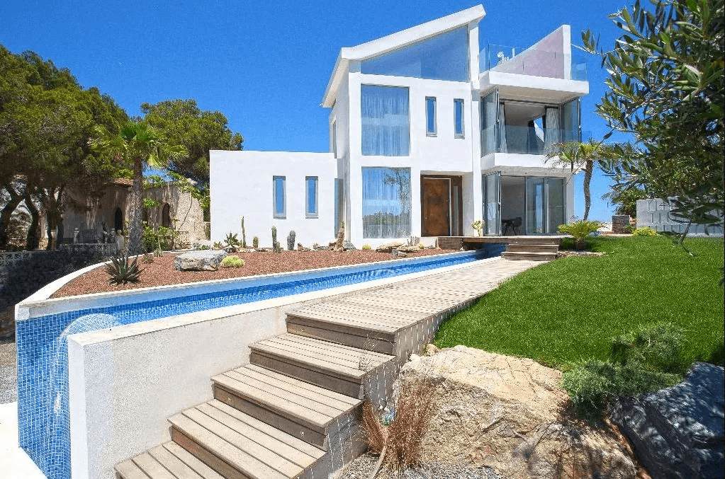 Luxurious modern frontline villa with stunning sea views