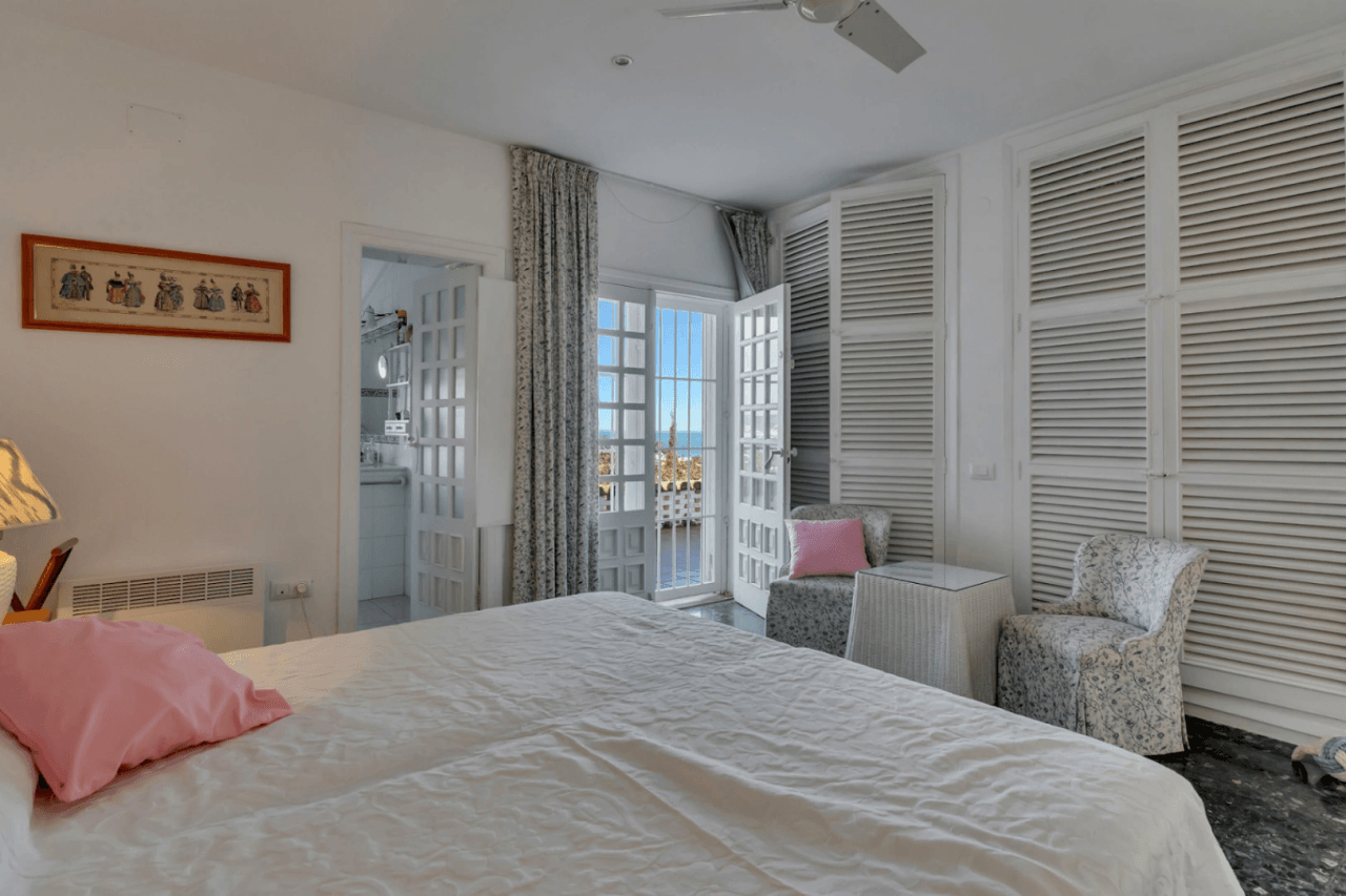 Stunning villa with amazing sea views in the El Tosalet urbanization.