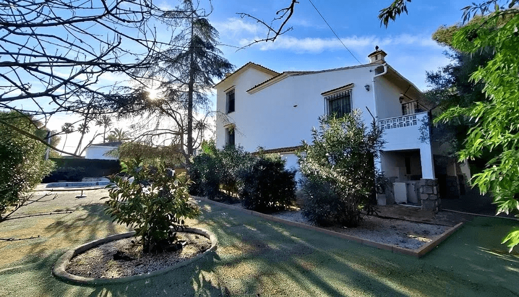Vive el Mediterráneo en una exclusiva villa en Las Rotas, Dénia
