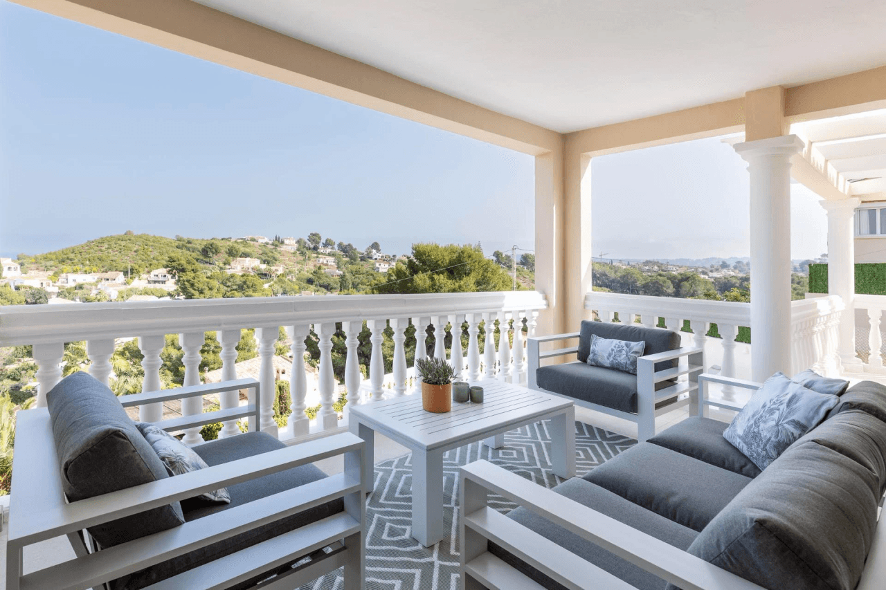 VILLA recientemente REFORMADA con estilo mediterráneo de 4 habitaciones con VISTAS AL MAR en Jávea