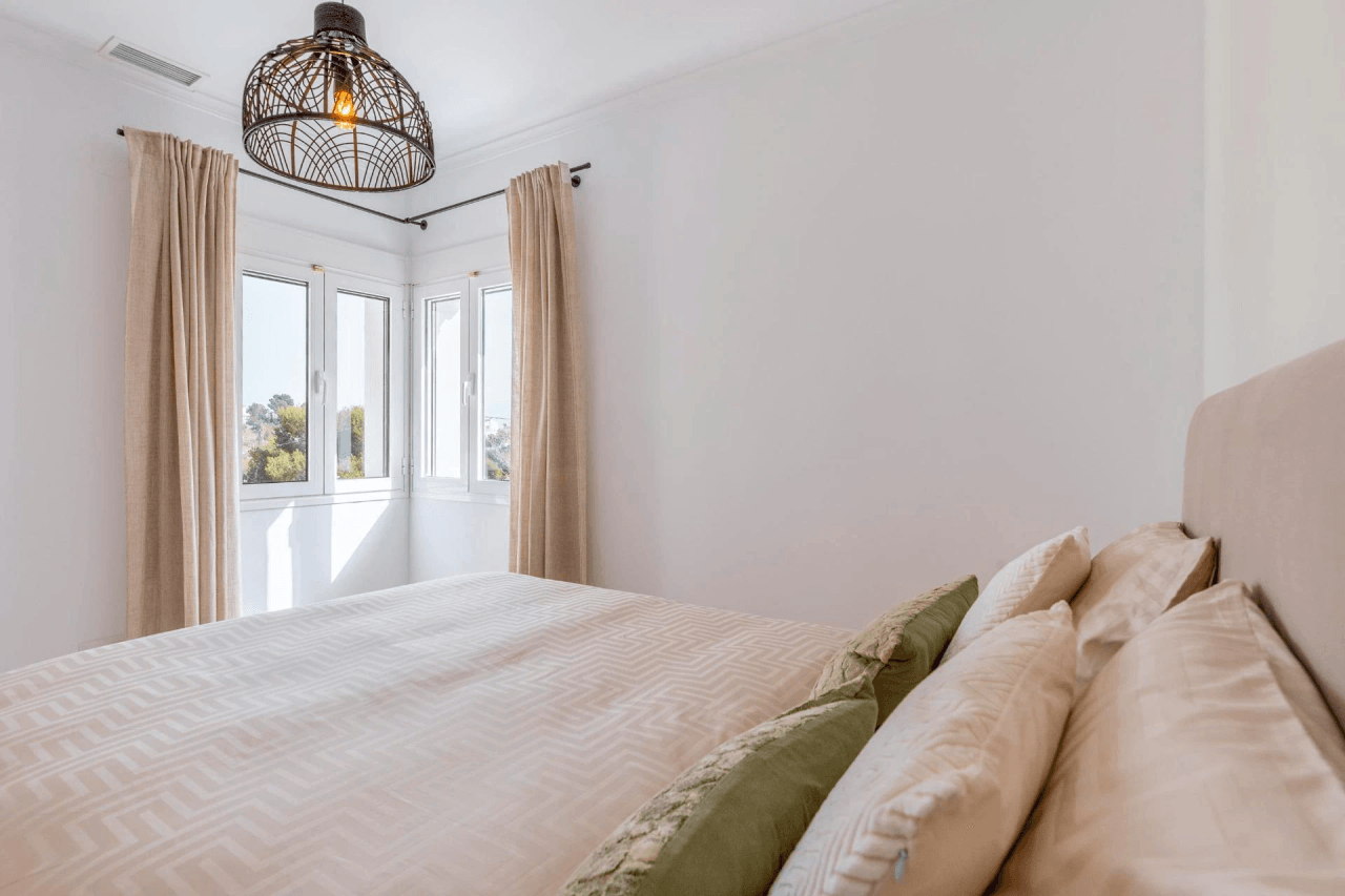 VILLA recientemente REFORMADA con estilo mediterráneo de 4 habitaciones con VISTAS AL MAR en Jávea