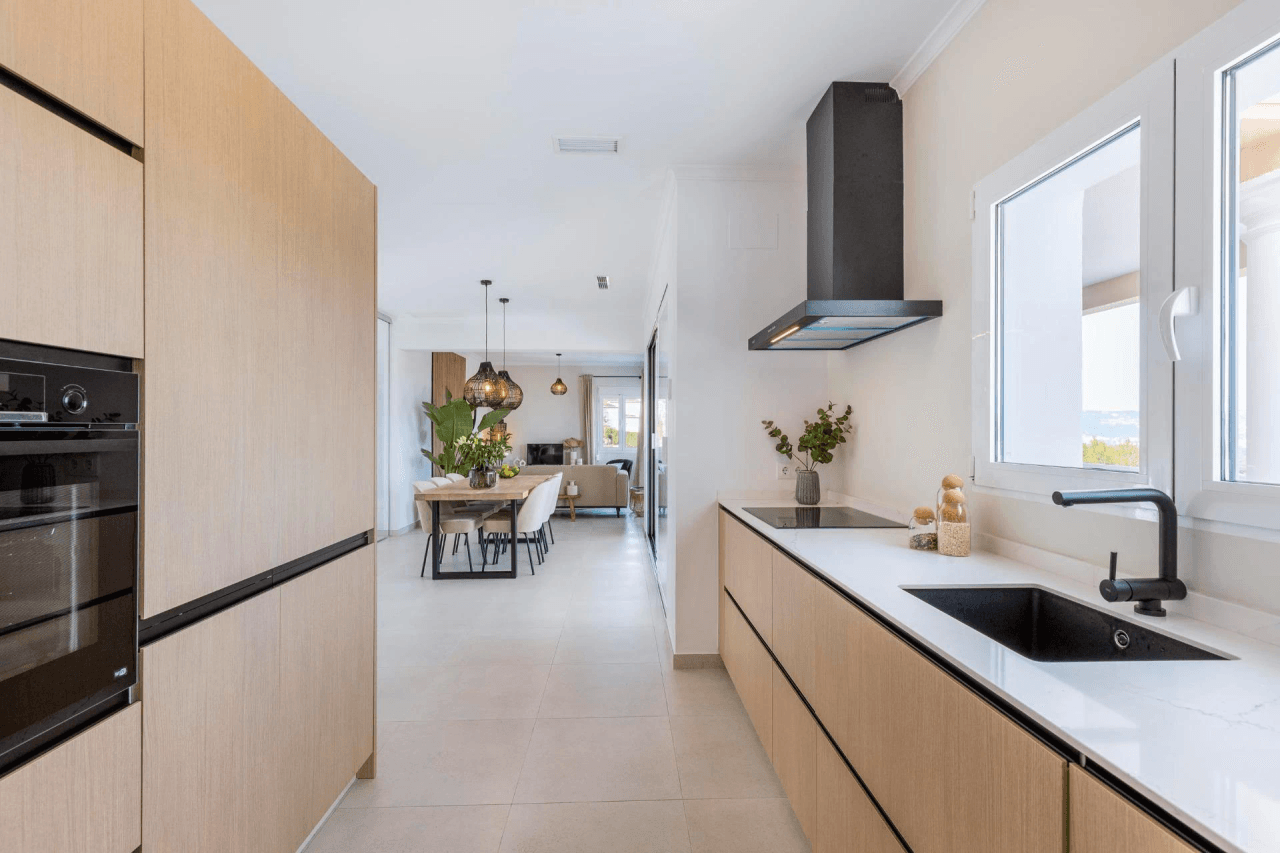 VILLA recientemente REFORMADA con estilo mediterráneo de 4 habitaciones con VISTAS AL MAR en Jávea