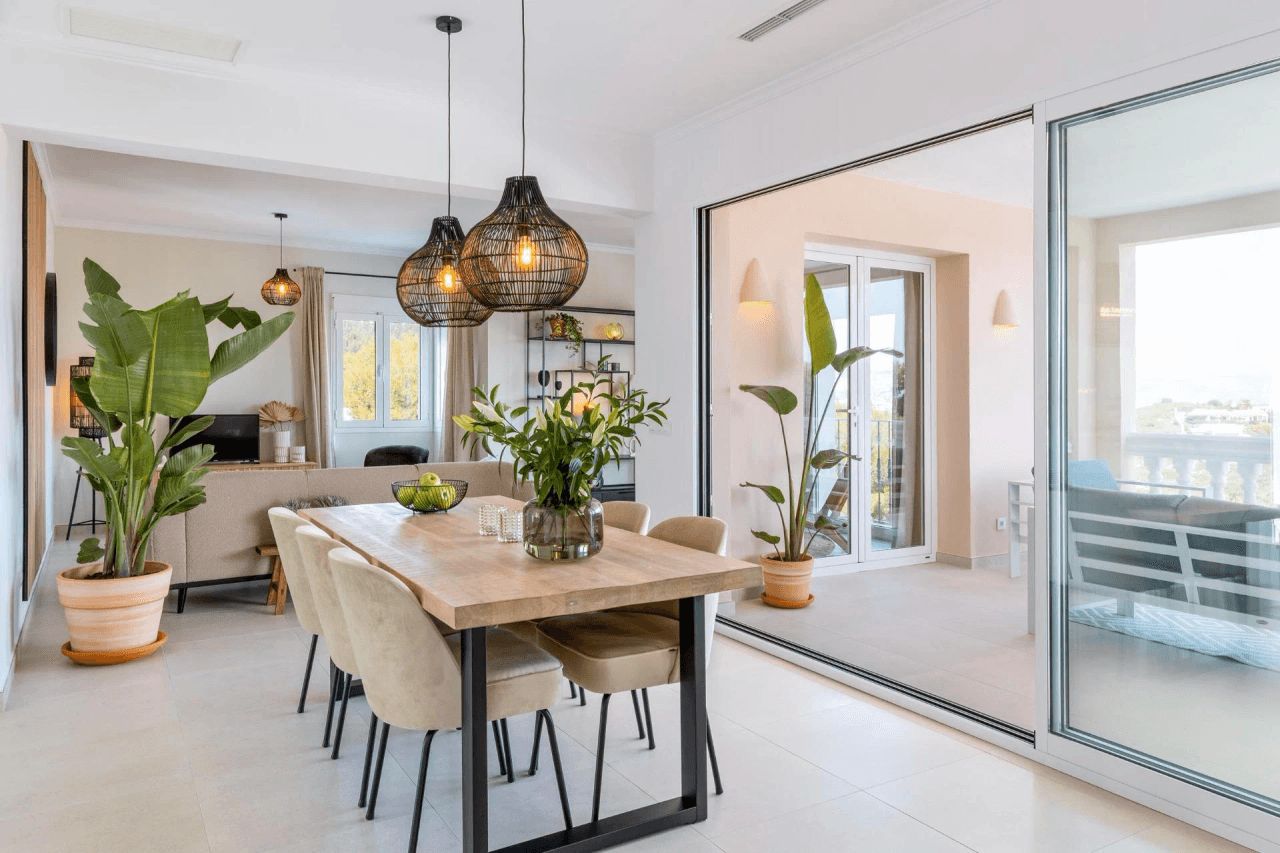 VILLA recientemente REFORMADA con estilo mediterráneo de 4 habitaciones con VISTAS AL MAR en Jávea