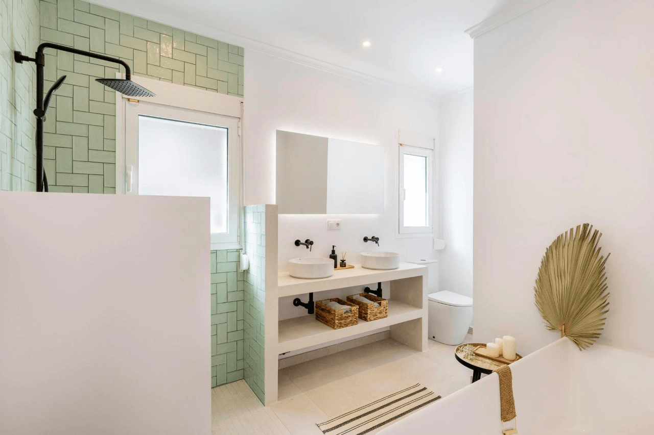 VILLA recientemente REFORMADA con estilo mediterráneo de 4 habitaciones con VISTAS AL MAR en Jávea