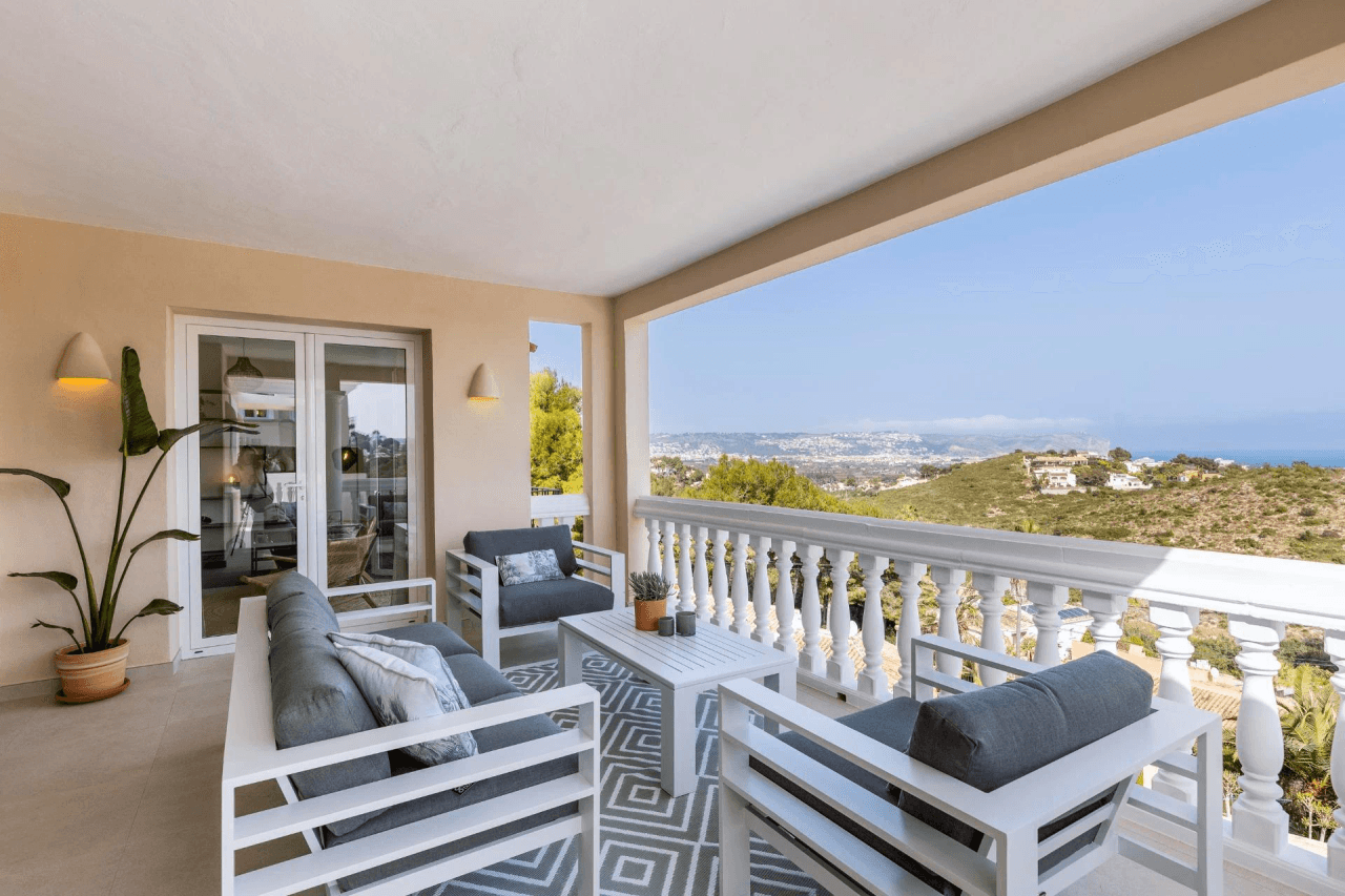 VILLA recientemente REFORMADA con estilo mediterráneo de 4 habitaciones con VISTAS AL MAR en Jávea