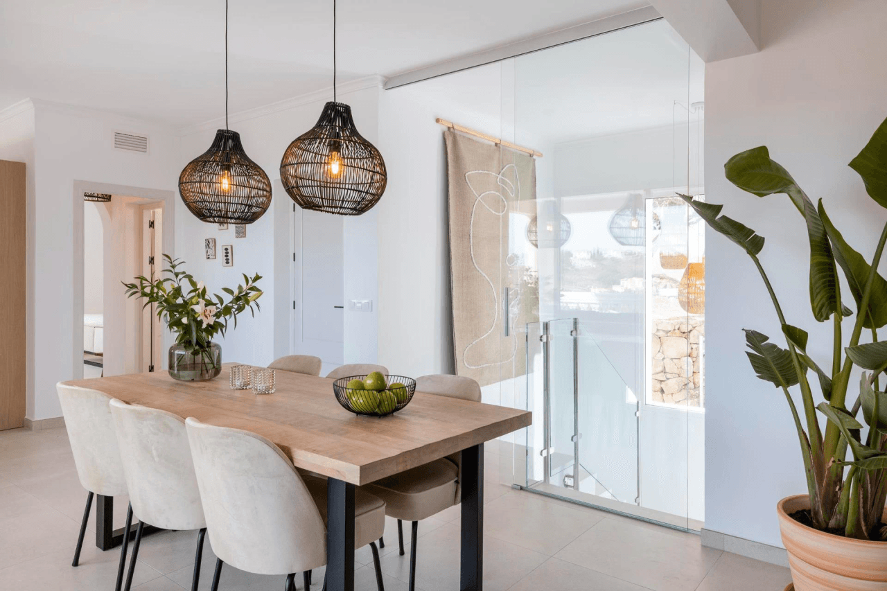 VILLA recientemente REFORMADA con estilo mediterráneo de 4 habitaciones con VISTAS AL MAR en Jávea