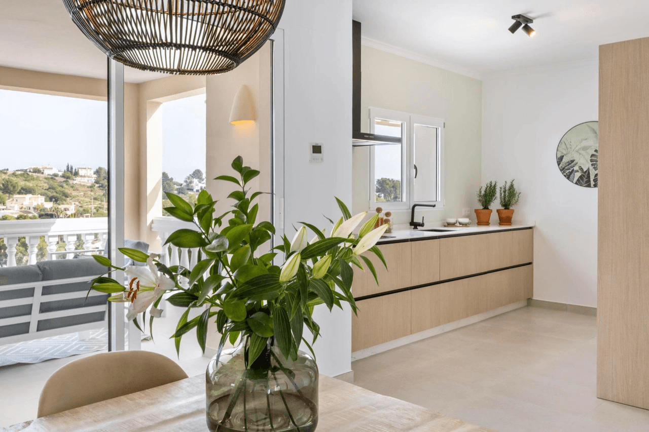 VILLA recientemente REFORMADA con estilo mediterráneo de 4 habitaciones con VISTAS AL MAR en Jávea