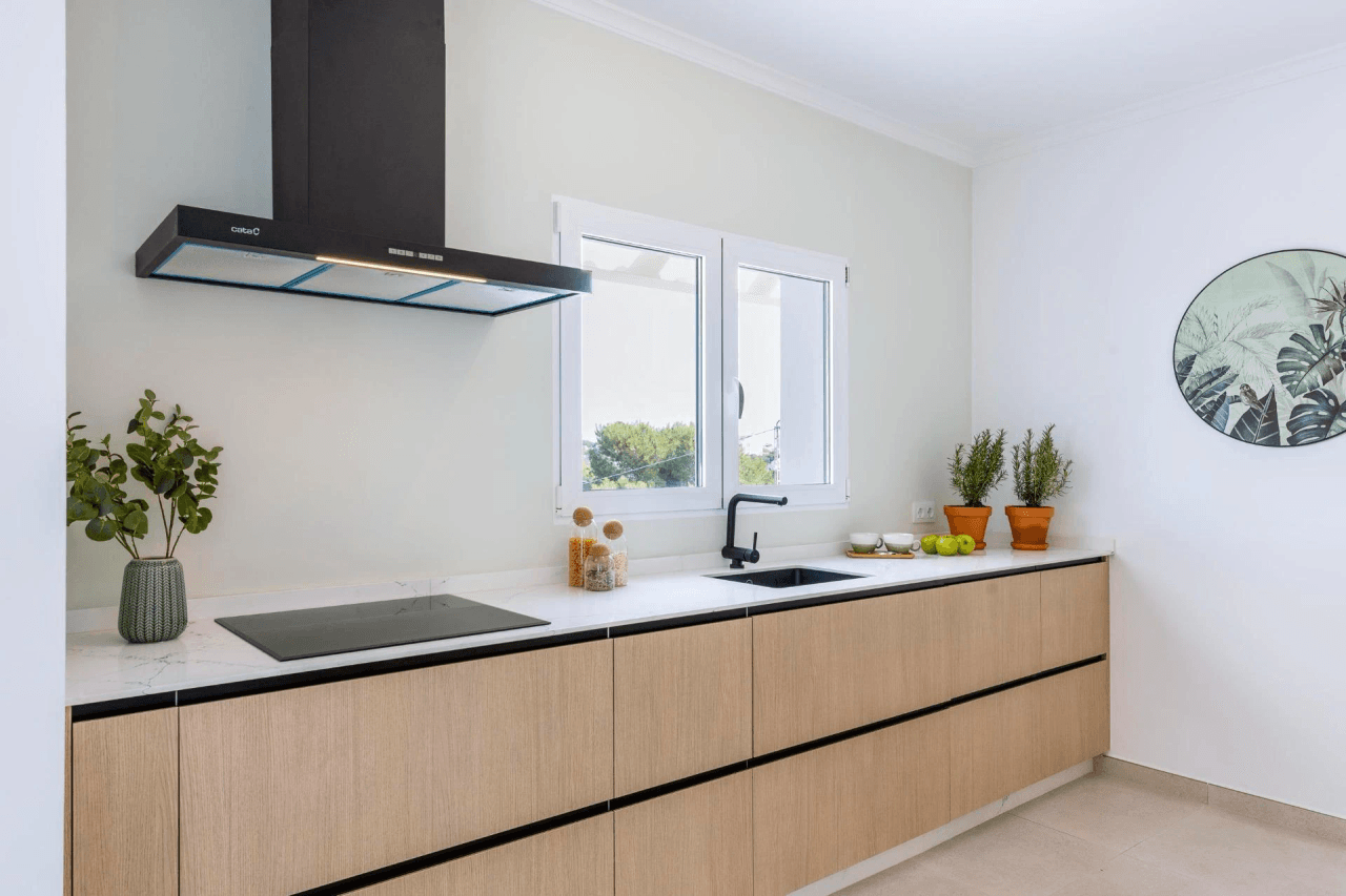 VILLA recientemente REFORMADA con estilo mediterráneo de 4 habitaciones con VISTAS AL MAR en Jávea
