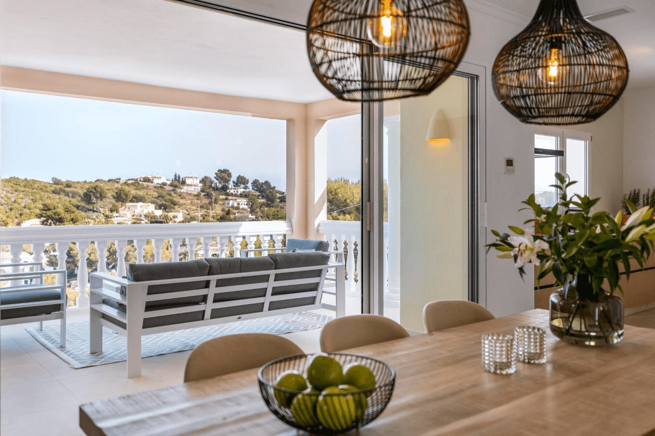 VILLA recientemente REFORMADA con estilo mediterráneo de 4 habitaciones con VISTAS AL MAR en Jávea
