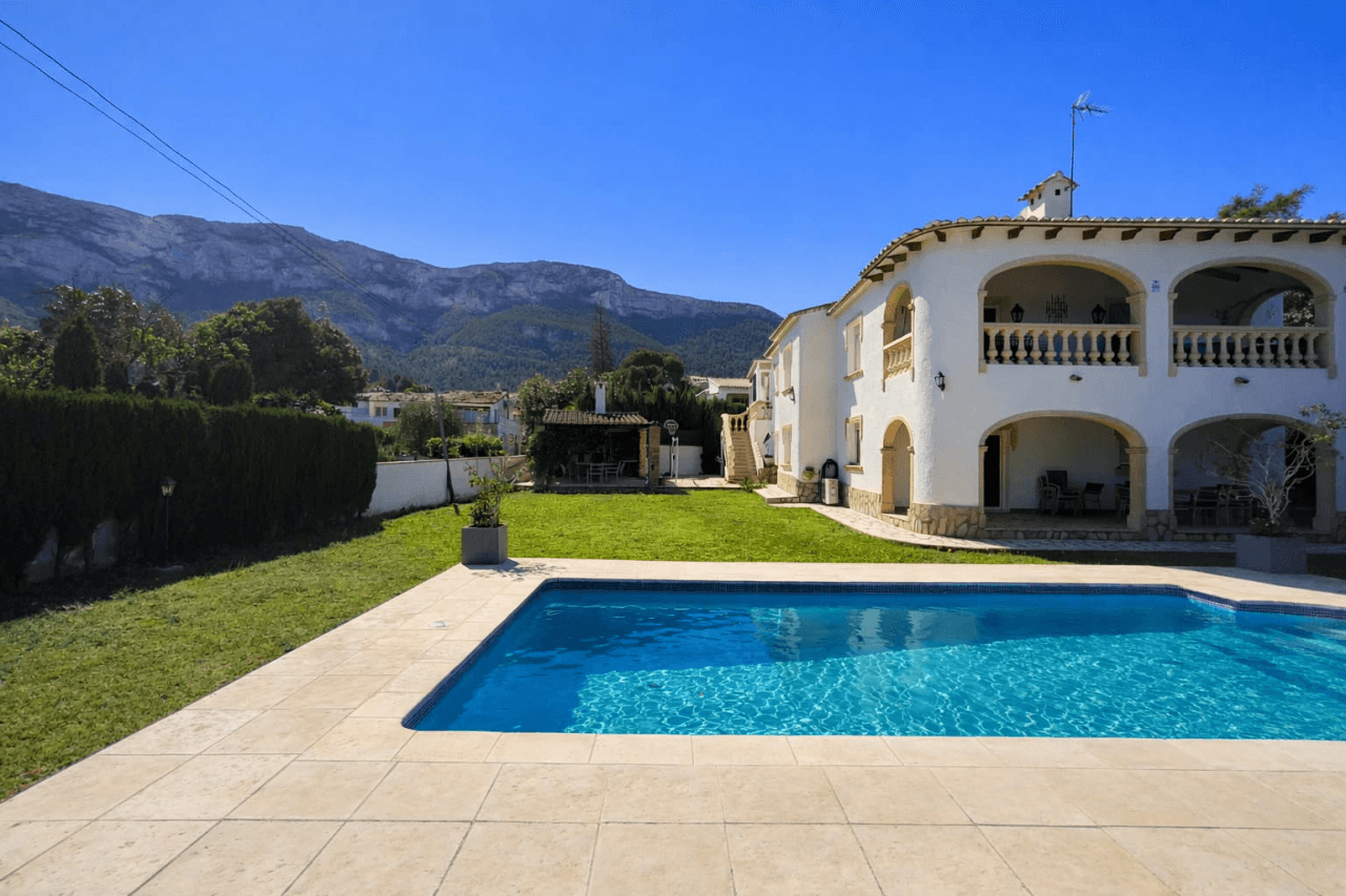 Villa de 3 dormitorios, apartamento de invitados y vistas al mar en el Montgó, Dénia