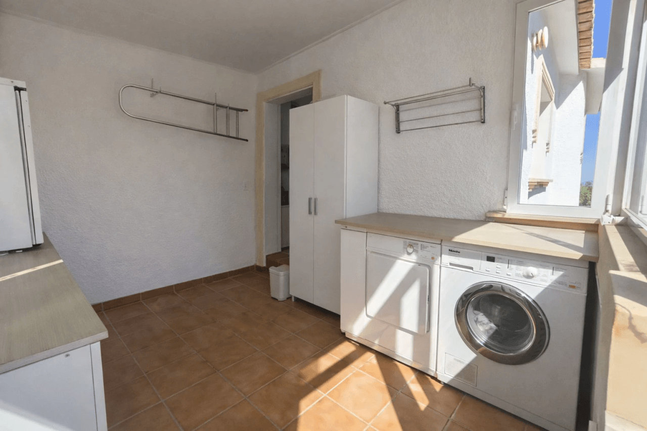 Villa de 3 dormitorios, apartamento de invitados y vistas al mar en el Montgó, Dénia