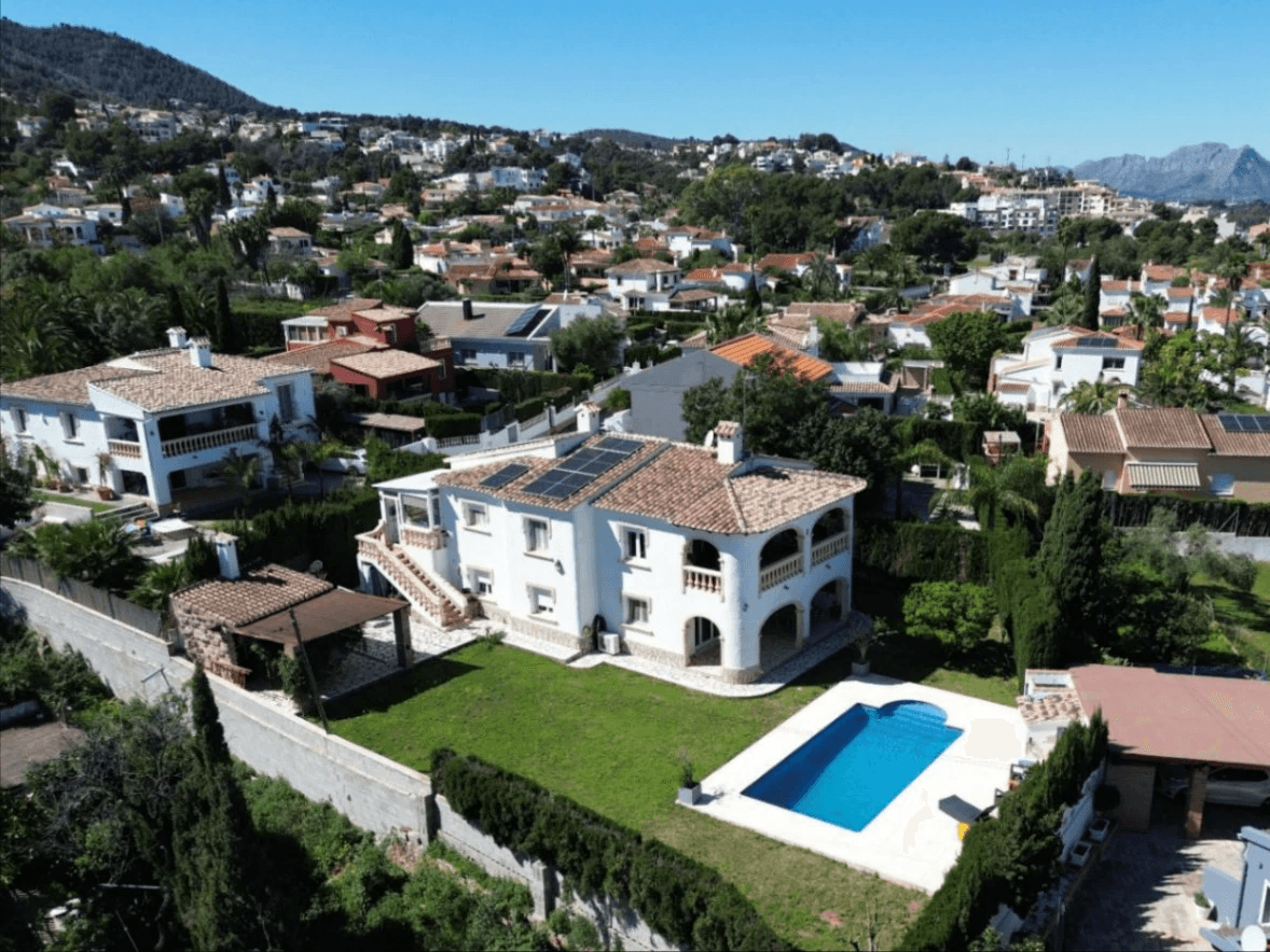 Villa de 3 dormitorios, apartamento de invitados y vistas al mar en el Montgó, Dénia