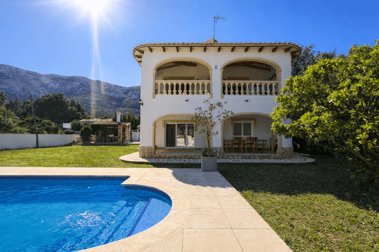 Villa de 3 dormitorios, apartamento de invitados y vistas al mar en el Montgó, Dénia