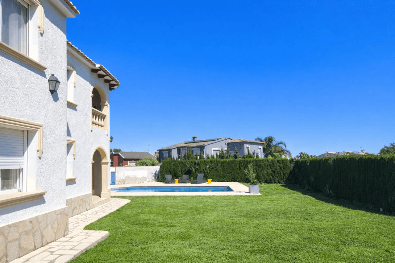 Villa de 3 dormitorios, apartamento de invitados y vistas al mar en el Montgó, Dénia